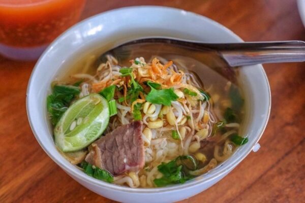 Soto daging sapi tanpa nasi, sledri dan bawang goreng bisa dipisah